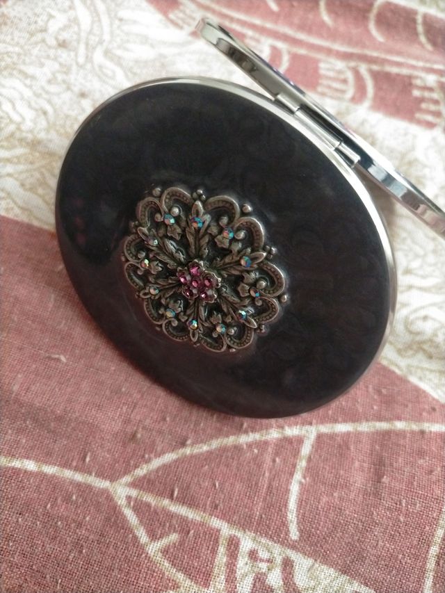 ESPEJO DOBLE CON GRABADO EN PLATA .