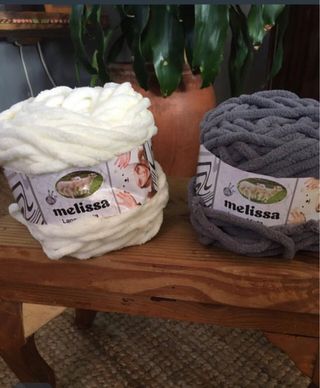 Ovillos de Polyester suave gris y blanco