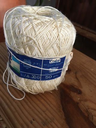 Ovillo de lana acrílica blanca