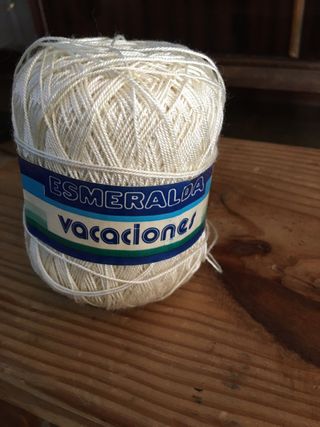 Ovillo de lana acrílica blanca