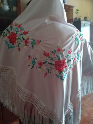 Mantón de Manila bordado