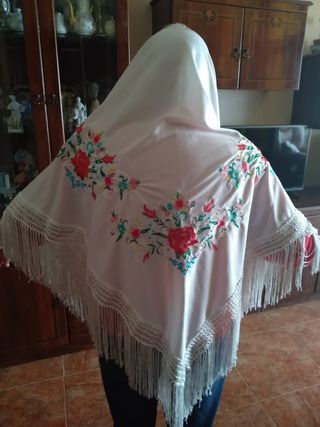 Mantón de Manila bordado