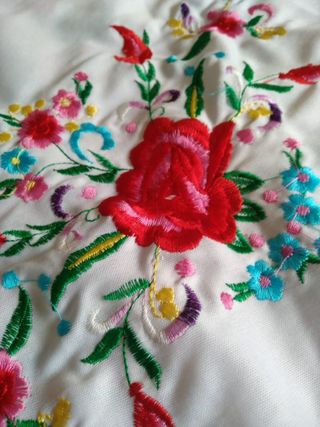 Mantón de Manila bordado
