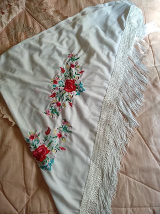 Mantón de Manila bordado