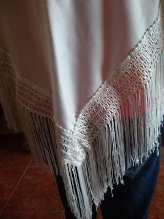 Mantón de Manila bordado