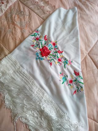 Mantón de Manila bordado