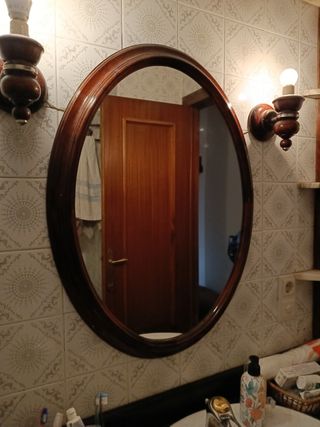 espejo ovalado con marco de madera