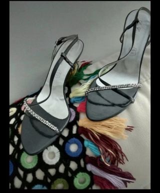 sandalia de tacón con pedrería