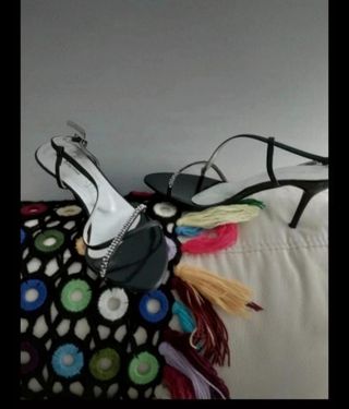 sandalia de tacón con pedrería