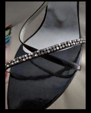 sandalia de tacón con pedrería