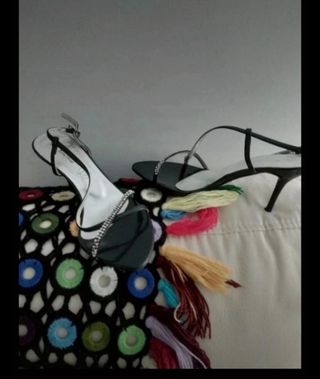 sandalia de tacón con pedrería