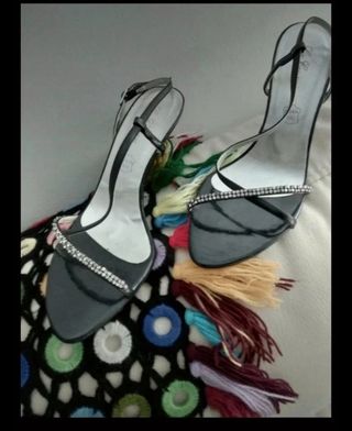 sandalia de tacón con pedrería