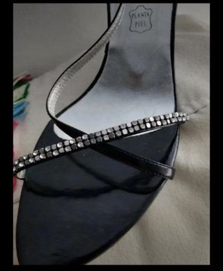 sandalia de tacón con pedrería