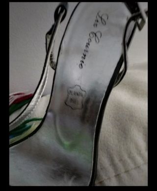 sandalia de tacón con pedrería