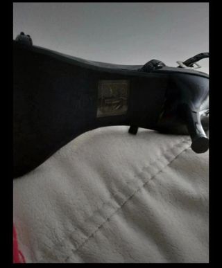 sandalia de tacón con pedrería