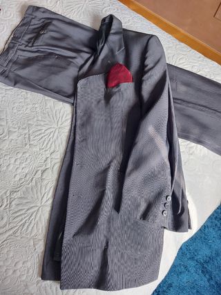 Traje italiano clásico levita y regalos