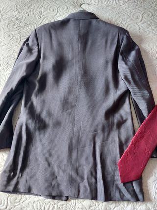 Traje italiano clásico levita y regalos