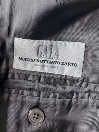 Traje italiano clásico levita y regalos