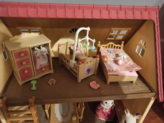 Casa campo Sylvanian Family y muñecos
