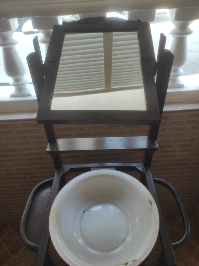 mueble antiguo de baño