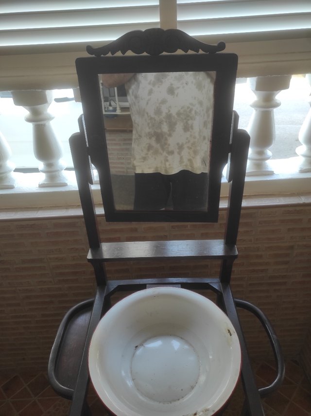 mueble antiguo de baño