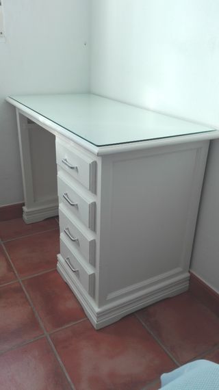 Escritorio de madera y 4 cajones