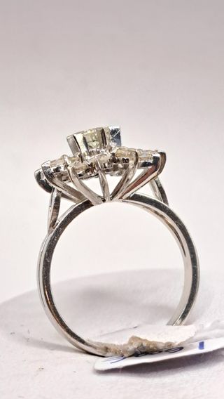 Anillo de Oro de 18K Blanco con Diamantes