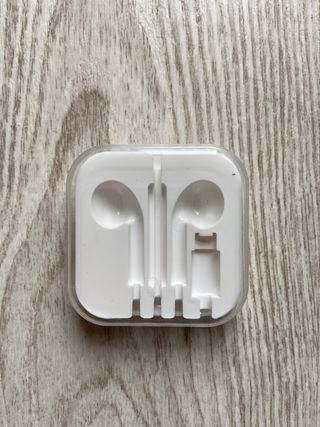 CAJA AURICULARES IPHONE