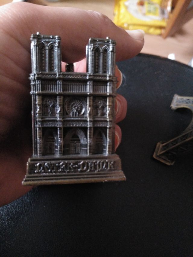 Figuras de la Torre Eiffel y Notre Dame