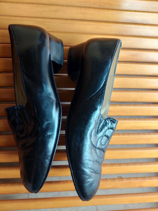 ZAPATOS DE MUJER, PIEL Y SUELA DE CUERO.