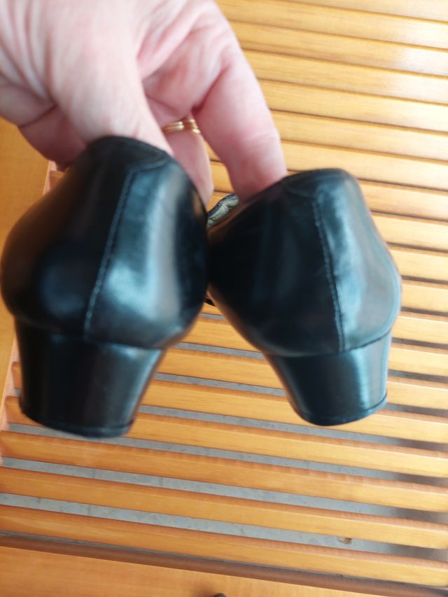 ZAPATOS DE MUJER, PIEL Y SUELA DE CUERO.