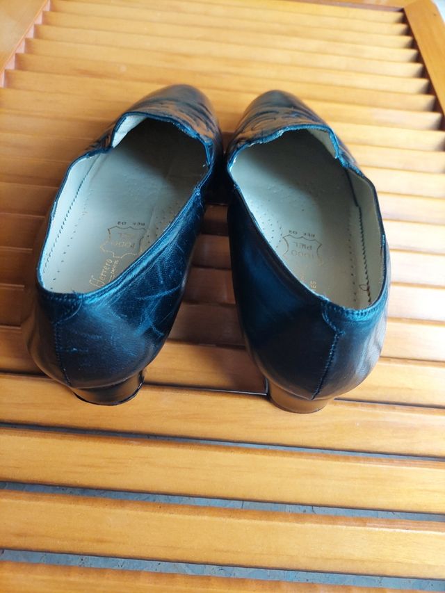 ZAPATOS DE MUJER, PIEL Y SUELA DE CUERO.