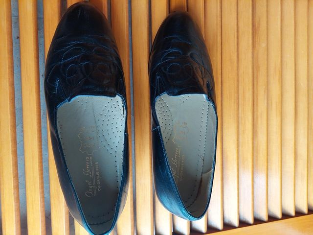 ZAPATOS DE MUJER, PIEL Y SUELA DE CUERO.