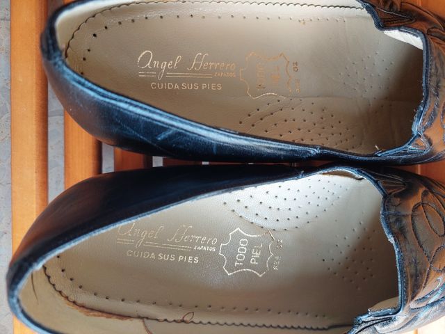 ZAPATOS DE MUJER, PIEL Y SUELA DE CUERO.