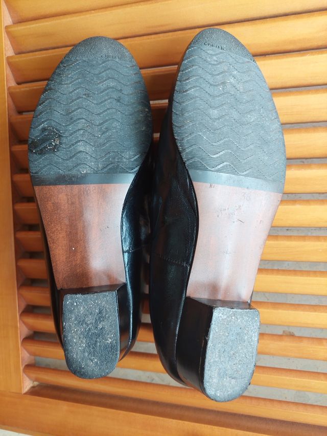 ZAPATOS DE MUJER, PIEL Y SUELA DE CUERO.