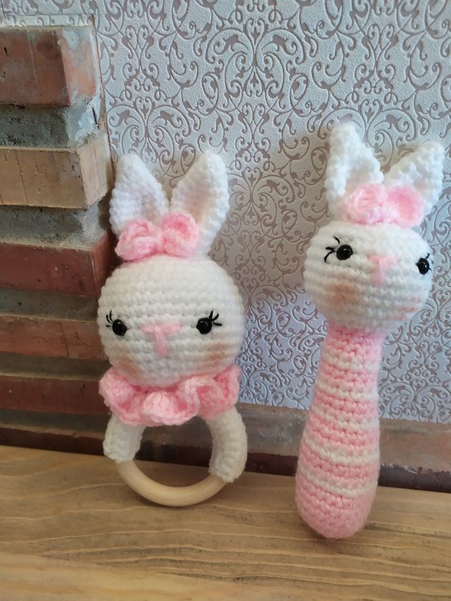 Sonajero mordedor conejita amigurumi