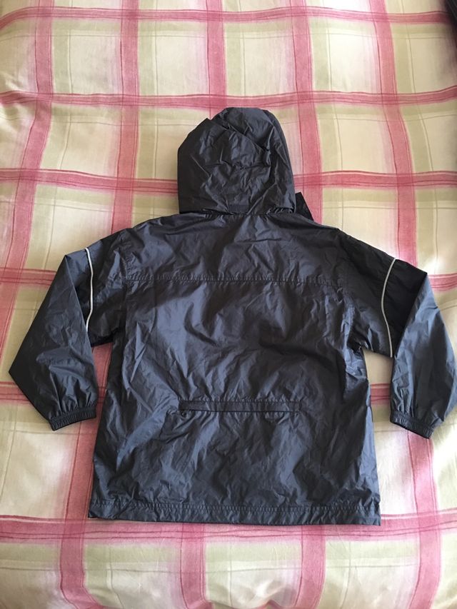 CHUBASQUERO DECATHLON TALLA 8