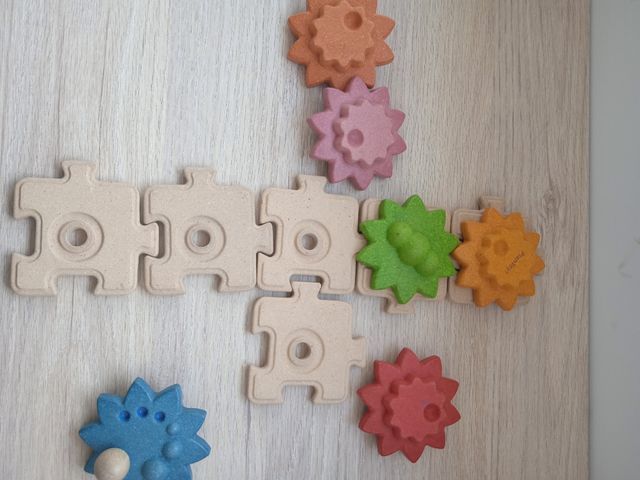 juego de madera ,puzzle ,piezas movimiento