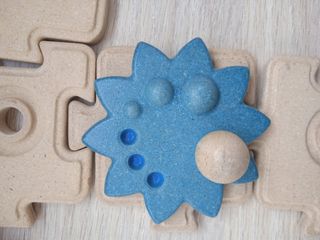 juego de madera ,puzzle ,piezas movimiento