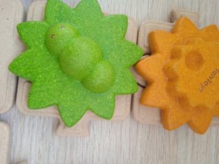 juego de madera ,puzzle ,piezas movimiento