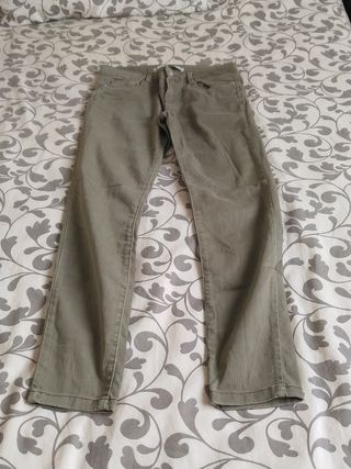 Pantalón pitillo verde de Lefties