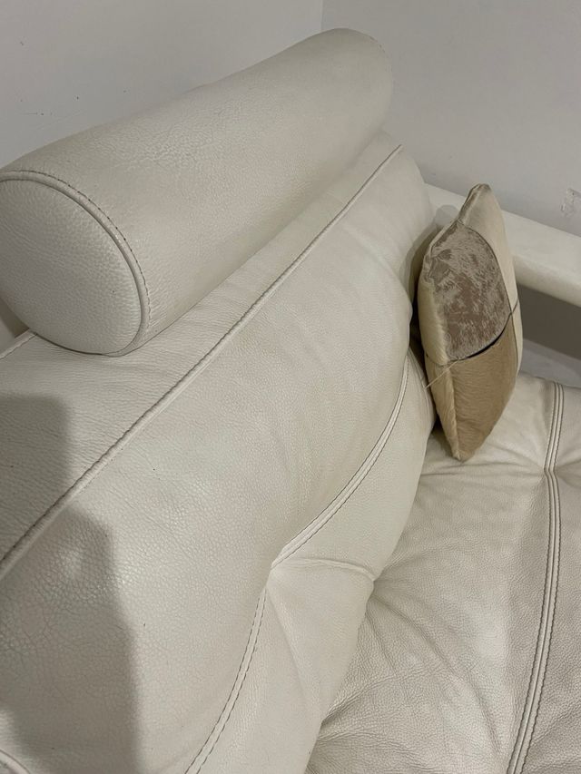 sofa pequeño piel blanco
