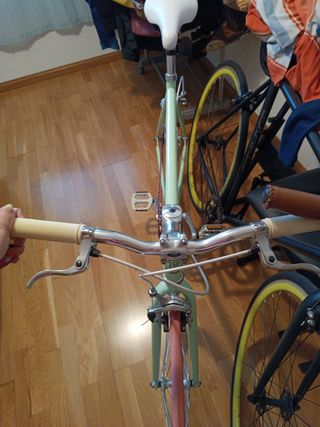 Bici fixie rosa y verde
