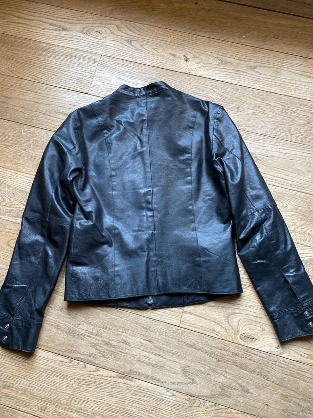 Chaqueta de piel entallada