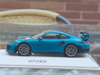 Porsche 911 GT2 RS 1/43 Spark
