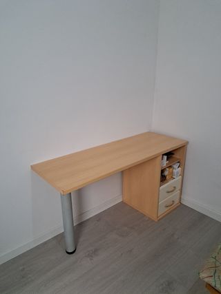 Mesa de escritorio y estantería