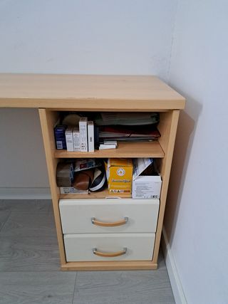 Mesa de escritorio y estantería