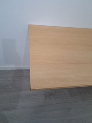 Mesa de escritorio y estantería