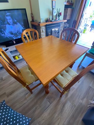 Mesa rústica con sillas