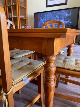 Mesa rústica con sillas